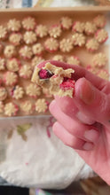 Load and play video in Gallery viewer, Mixed Berry Tremella White Chocolate Flowers 8-Piece Box
