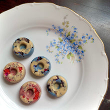 Load image into Gallery viewer, 8-piece Strawberry Tremella White Chocolate Heart Box
